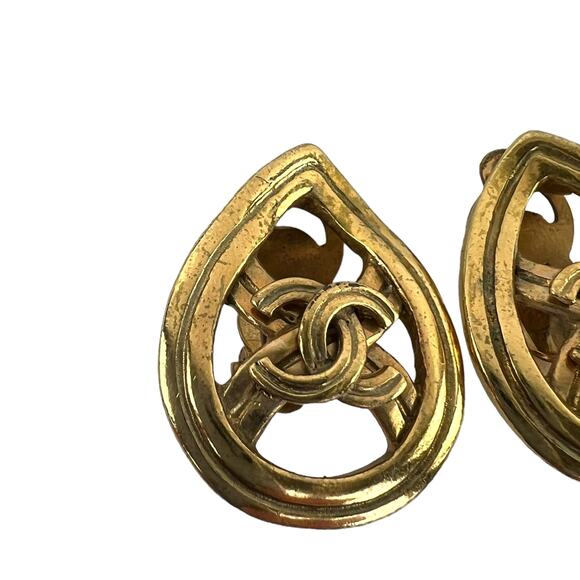 Chanel Vintage CC Teardrop Clip-On Earrings - Picture 8 of 8